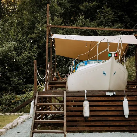 Botel Noe The Boat *